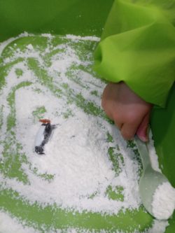 Création de neige comestible a la micro-crèche !