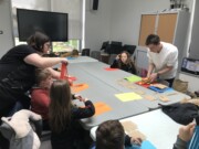 Atelier tissage avec les enfants des Mercredis loisirs