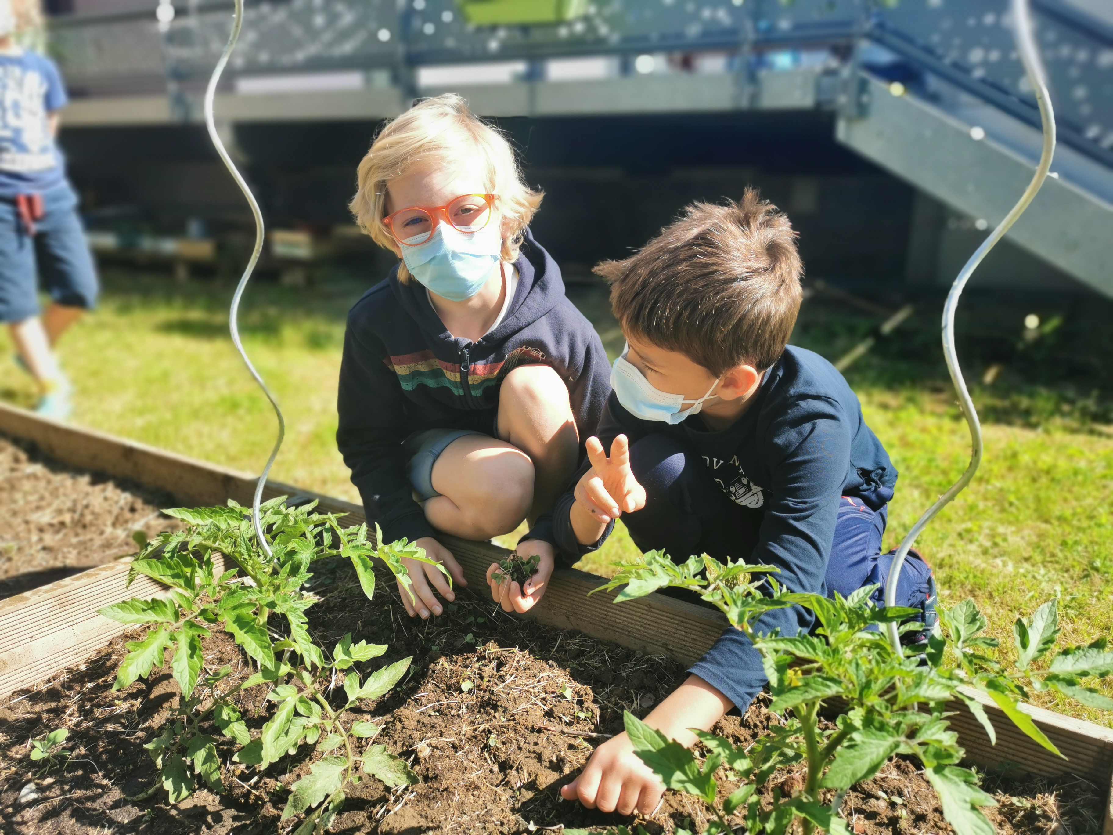 Mercredi Loisirs enfant s'occupant du jardin