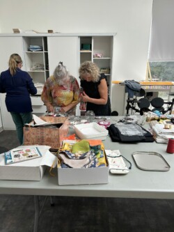 Installation d’une armoire dans la salle polyvalente du Centre Social
