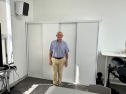 Installation d’une armoire dans la salle polyvalente du Centre Social